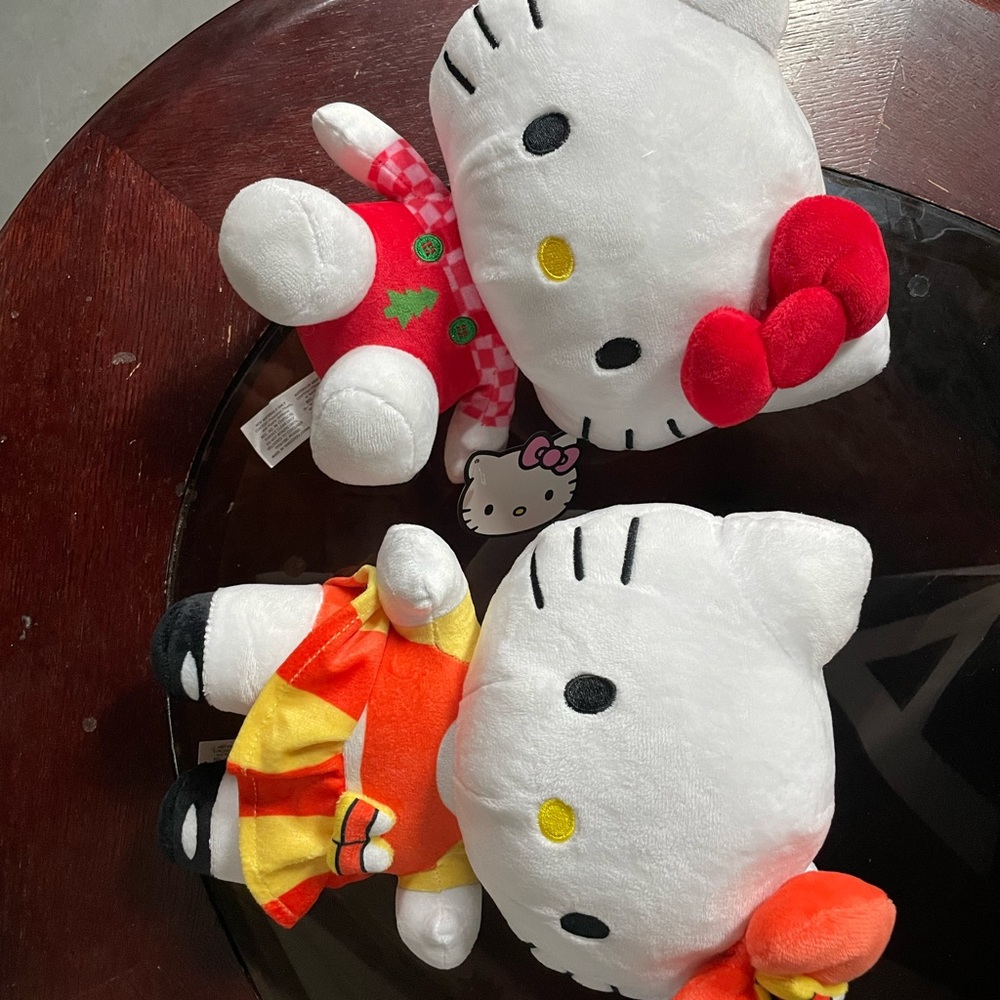 hello kitty plushy‘s
